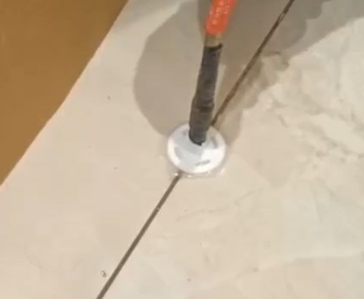 古丈瓷砖空鼓维修公司专业解答瓷砖在铺贴过程中，如果没有涂抹均匀到位的粘结材料（如水泥砂浆或瓷砖胶），可能会导致以下问题